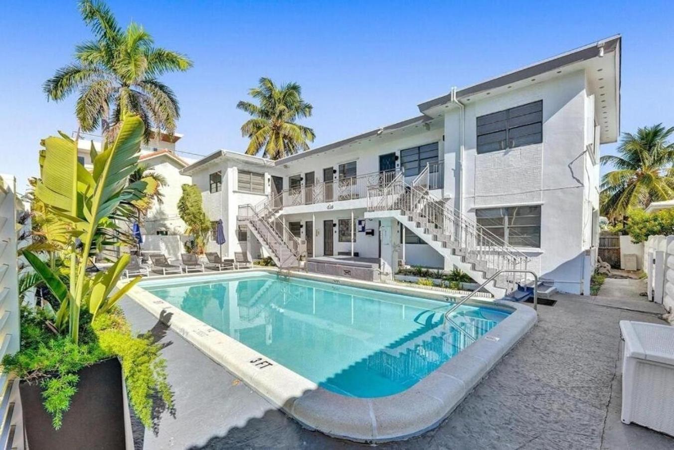 Waves On Desoto Studio With Pool # 3 Apartment Hollywood Exterior photo